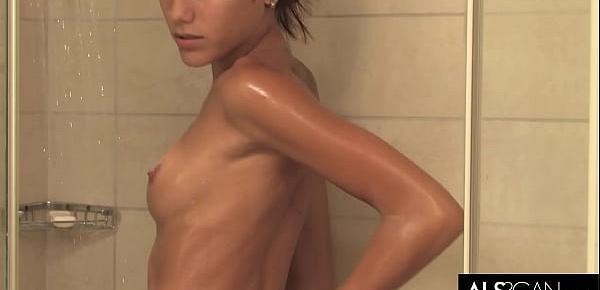  Stunning Brunette Oils Up and Masturbates in Shower
